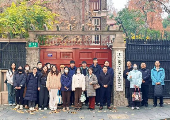 一群人站在建筑前

AI 生成的内容可能不正确。