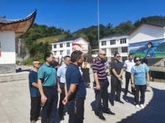 鹤峰县洞长湾村调研1